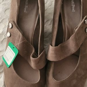 Women Dress Shoes. Brand: Beautiful. Block heels w' lace. Suede Brown w' Straps